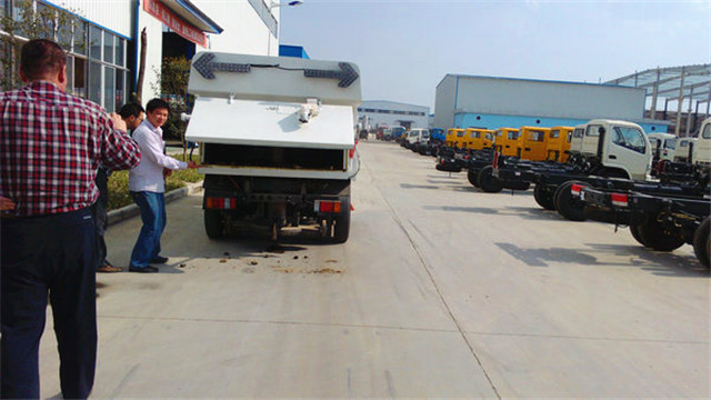 內蒙客商正在參觀五十鈴<a href=http://www.sxhuaxiang.cn/saoluche/ target=_blank class=infotextkey>掃路車</a>