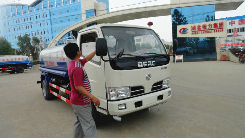 正在給5噸<a href=http://www.sxhuaxiang.cn/ssc target=_blank class=infotextkey>灑水車</a>做出廠前準備