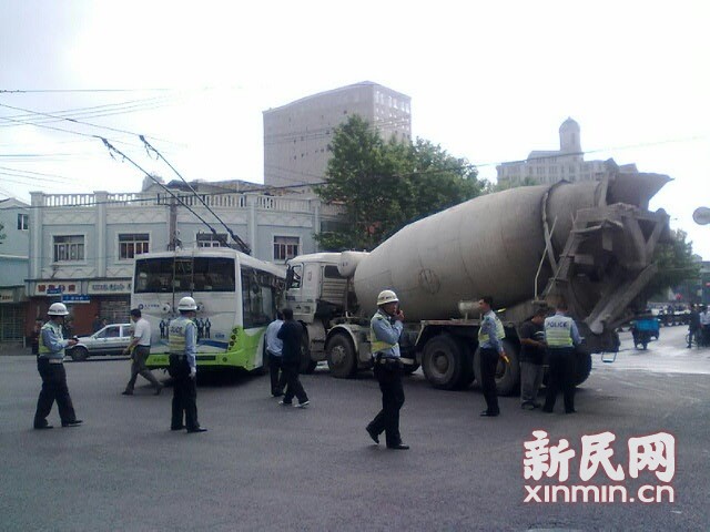 一輛19路電車在新閘路成都北路路口被一輛水泥<a href=http://www.sxhuaxiang.cn/jbc/ target=_blank class=infotextkey>攪拌車</a>攔腰撞擊，車毀嚴重。通訊員 殷佳維 攝