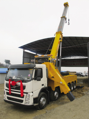 昨日，目前國內最大噸位的道路<a href=http://www.sxhuaxiang.cn/qzc/ target=_blank class=infotextkey>清障車</a>正式“落戶”貴陽。該清障車車價近300萬元，集吊裝、拖車于一體，最大起吊高度13.2米，最大拖牽重量54噸，最大起吊重量60噸，可安全快速地對交通事故中側翻的重型貨車、重型<a href=http://www.sxhuaxiang.cn/ygc/ target=_blank class=infotextkey>油罐車</a>等進行起吊、救援和拖運，及時恢復現場交通。曾秦 攝