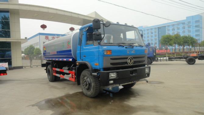 程力廠門 前的東風(fēng)153<a href=http://www.sxhuaxiang.cn/ssc target=_blank class=infotextkey>灑水車</a>