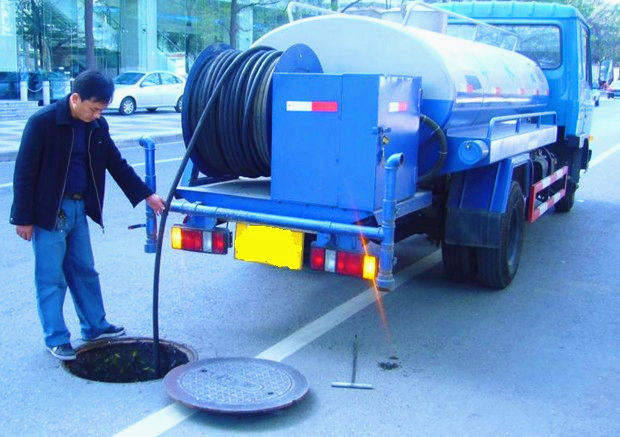 環衛工作正在做<a href=http://www.sxhuaxiang.cn/gyqxc/ target=_blank class=infotextkey>高壓清洗車</a>疏通下水道